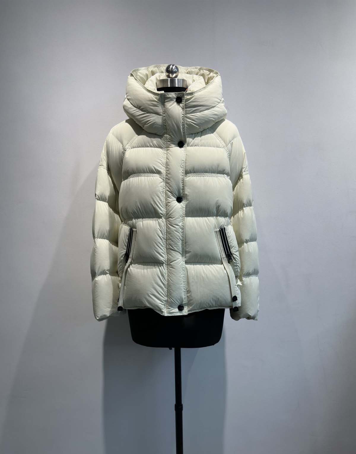 Color-block short hooded down jacket-04